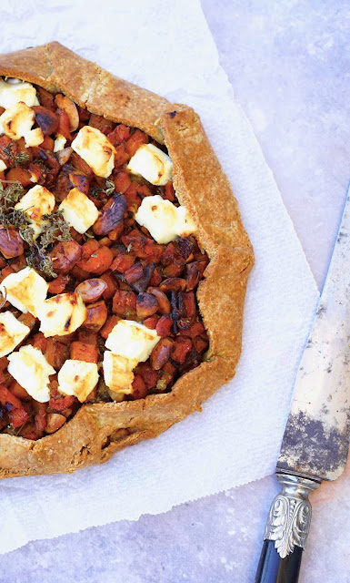 épeautre , pâte à tarte sans blé , carottes cuites , fromage de feta , dattes