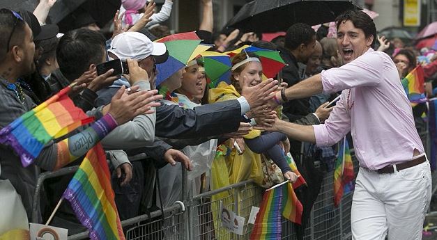 VISÃO DO INFERNO: Justin Trudeau, primeiro-ministro do Canadá, planeja ficar totalmente nu para revista gay, se tornando o primeiro líder mundial a aparecer nu na capa de uma revista homossexual