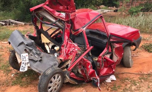 Entre Tremedal e Piripá-BA: Homem morre e esposa fica gravemente ferida em colisão entre ônibus e Fiat Uno