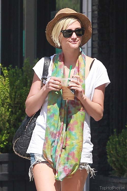 Ashlee Simpson Hottest Pics in Short Jeans 4