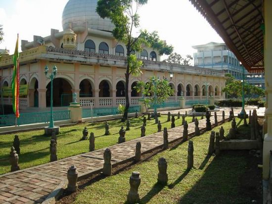 Di sebelah kiri mesjid raya terdapat makam raja raja beserta keluarganya