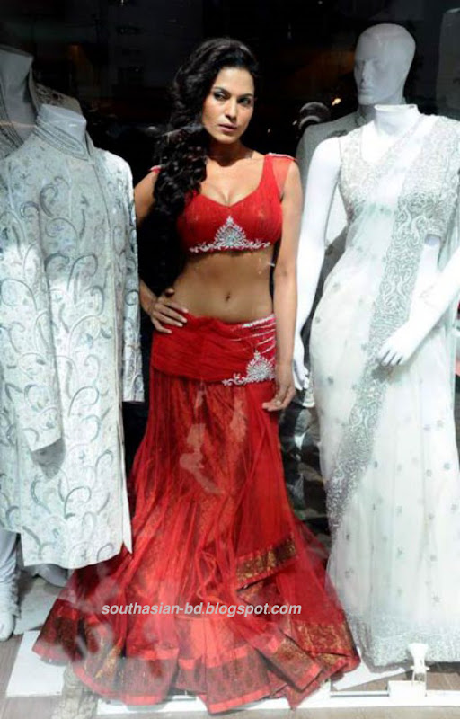 Veena Malik Pakistani Actress Braless PhotosVeena Malik Hot Backless Picture glamour images
