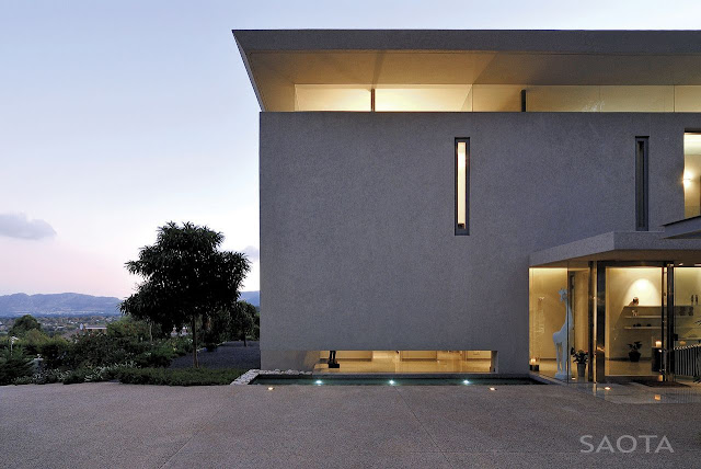 Picture of entrance and modern facade on the Montrose house