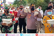 Ditengah Pandemi Covid-19, Kapolres Cirebon Kota Berjalan Kaki Bagikan Beras ke Warga