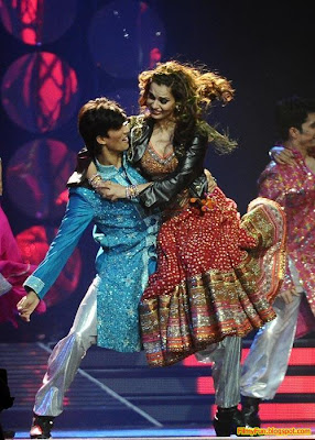 Kangana Ranaut performs at the IIFA Awards night in Toronto_FilmyFun.blogspot.com