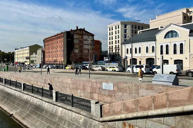 вид с Малого Москворецкого моста, Болотная улица, строящийся жилой комплекс «Клубный дом Duo» (бывший корпус меблированных квартир с магазинами Кокоревского подворья 1860 года постройки)