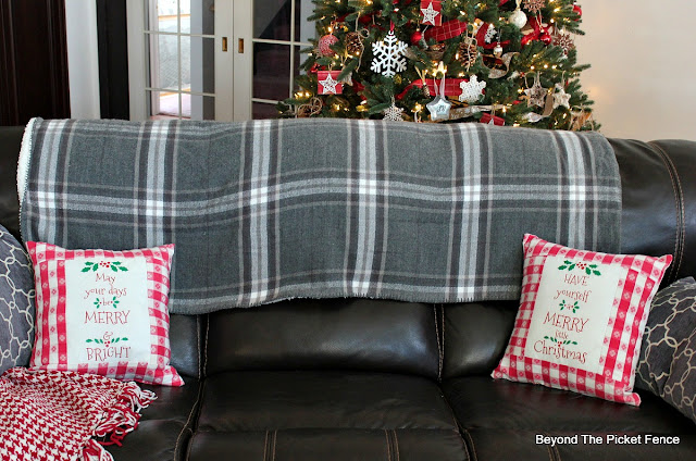 farmhouse Christmas, pillows, fabric transfers, Merry and Bright, https://goo.gl/gFRphU