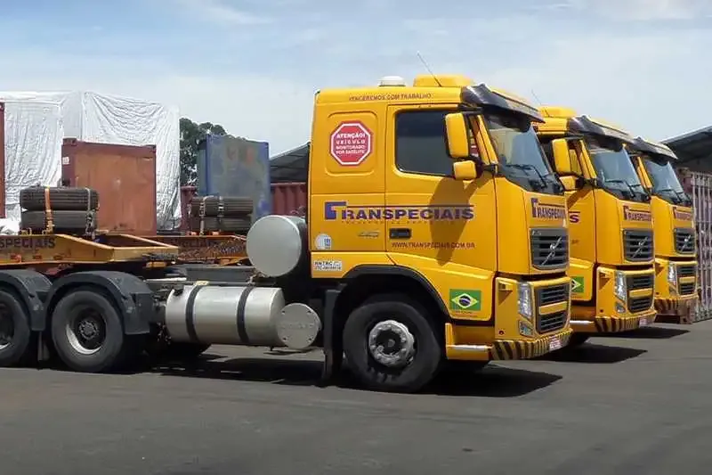 Frota de caminhões Volvo FH da Transpeciais