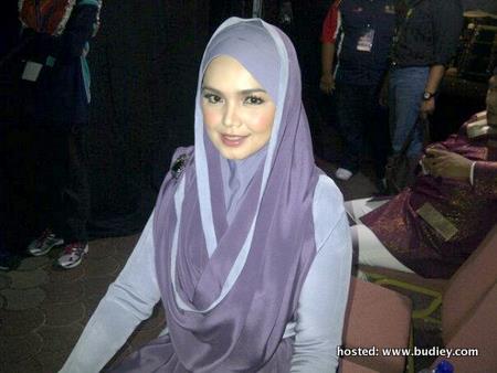 trilibrium GAMBAR  SITI  NURHALIZA  BERTUDUNG DI KONSERT 