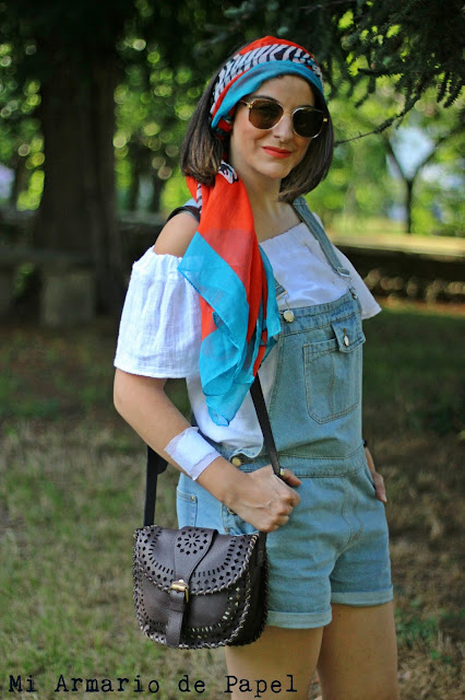 Combinar un peto denim corto con blusa escote Bardot