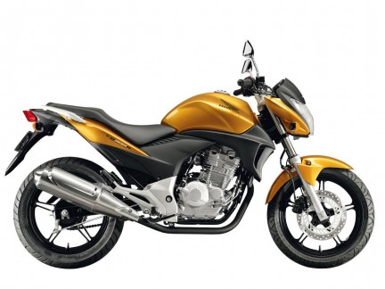 Honda on Pimenta No Caf    Honda Come  A Recall De 7 396 Motos Modelo Cb300r