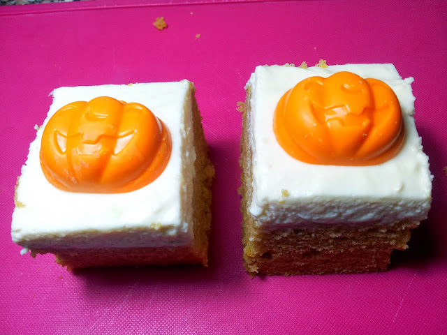 bizcocho de calabaza con frosting de queso