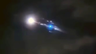 This is apparently a UFO sighting but it's supposed a Long March Chinese rocket not a UFO.