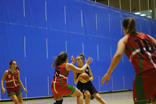 Partido de baloncesto entre el Ausarta Barakaldo Est y el Araba