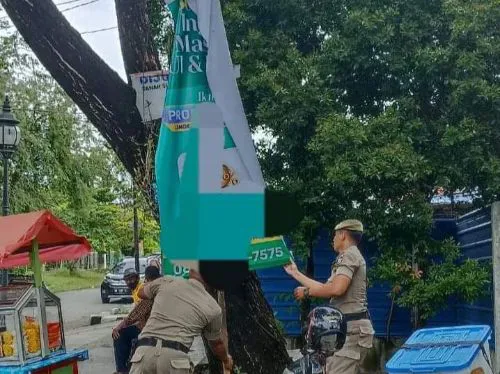 Puluhan Reklame Ilegal Dibongkar Satpol PP Padang