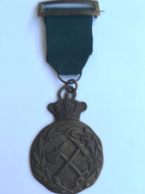 Haz de la Medalla de D. José Pino Rivera conmemorativa del Centenario de la Guardería Forestal (1977).