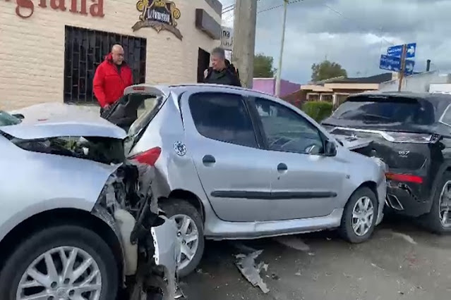 Conductor provoca un triple choque, contra dos vehiculos estacionados