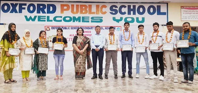 नहटौर - ऑक्सफ़ोर्ड स्कूल में आयोजित कार्यक्रम में टॉपर छात्रों को क्षेत्रीय विधायक ने किया सम्मानित