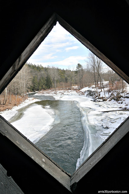 Vistas desde el Interior del Puente Cubierto Hall Covered Bridge