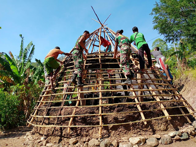 Satgas Pamtas RI - RDTL Bantu Pembangunan Rumah Adat di Dusun Oeana.lelemuku.com.jpg