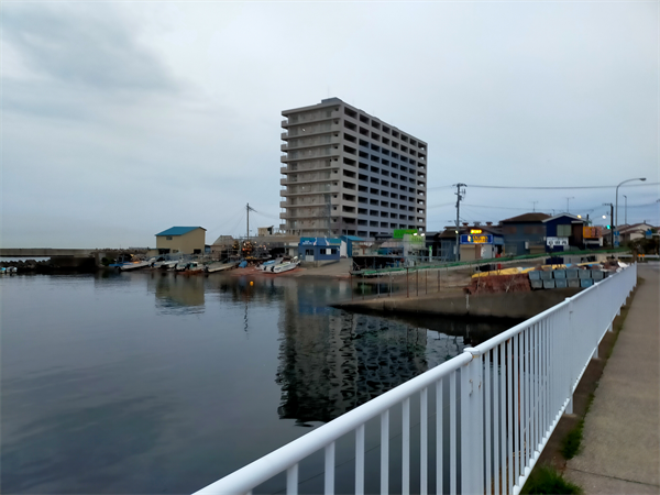 ドンキを過ぎて川を渡れば馬堀海岸遊歩道の入口