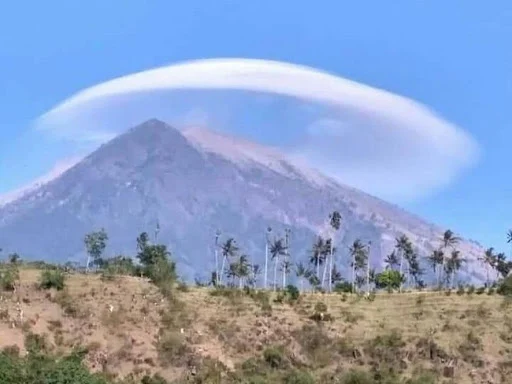 Fenomena Awan Unik Altocumulus Lenticularis Diatas Gunung Agung Bali