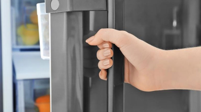 Đóng/ mở cửa tủ không đúng cách dẫn đến lỗi F3 01