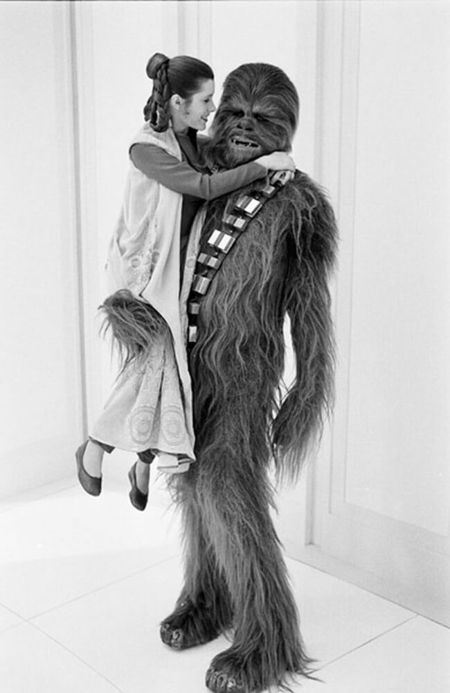 60 Iconic Behind-The-Scenes Pictures Of Actors That Underline The Difference Between Movies And Reality - Princess Leia and Chewbacca are officially BFFs.