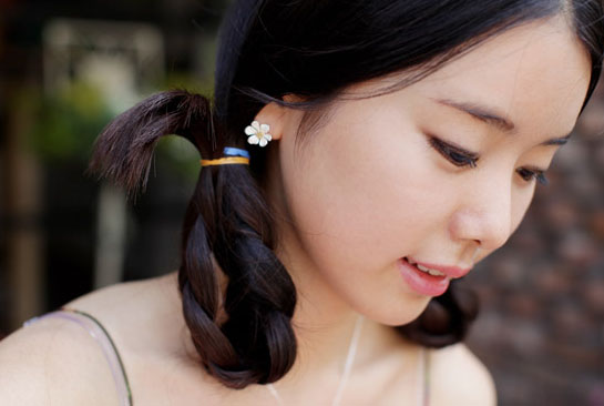 ^Vanilla Cream Flower Earrings