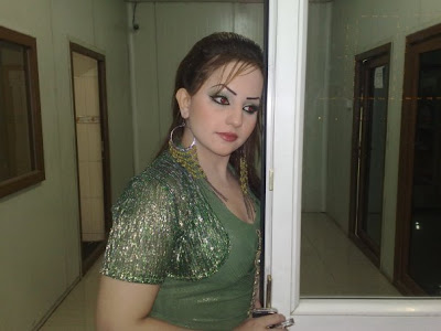 Beautiful Iraqi Poetess Shahad Al Shammari Photos 7
