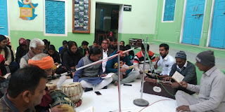 मीडिया केसरी, media kesari nawalgarh ki taza khabren कस्बे के बेलाबाई एम मोरारका विद्यालय (Belabai Murarka School Nawalgarh, Rajasthan) के संस्थापक,पूर्व केंद्रीय मंत्री व प्रसिद्ध उद्योगपति स्व कमल महावीरप्रसाद  मोरारका (Kamal M Morarka) की  द्वितीय पुण्यतिथि विद्यालय परिसर में श्रद्धापूर्वक मनाई गई।    इस अवसर पर सामूहिक संगीतमय अमृतवाणी पाठ का आयोजन स्थानीय गायक कलाकारों,विद्यालय की छात्राओं एवं अध्यापिकाओं के द्वारा किया गया। उपस्थित जनों द्वारा कमल मुरारका के चित्र पर श्रद्धा सुमन अर्पित किए गए।इसके साथ ही ज़रूरतमंद लोगों को कंबल वितरित किये गए। पालिका उपाध्यक्ष कैलाश चोटिया ने कमल मुरारका की कर्मठता का स्मरण करते हुए कहा कि
