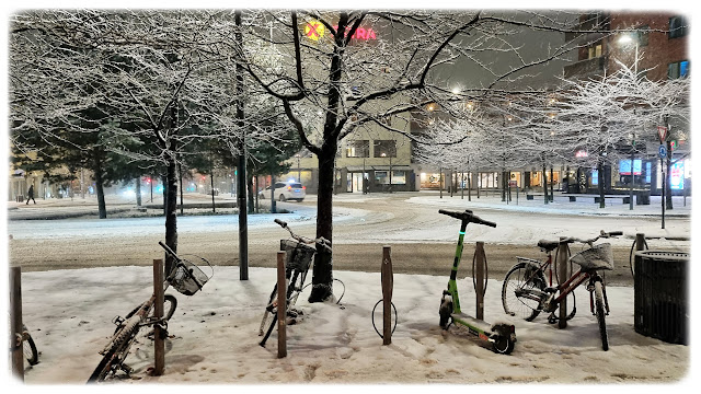Fint med snøvær som lyser opp på Carl Berners plass i Bydel Grünerløkka i Oslo.