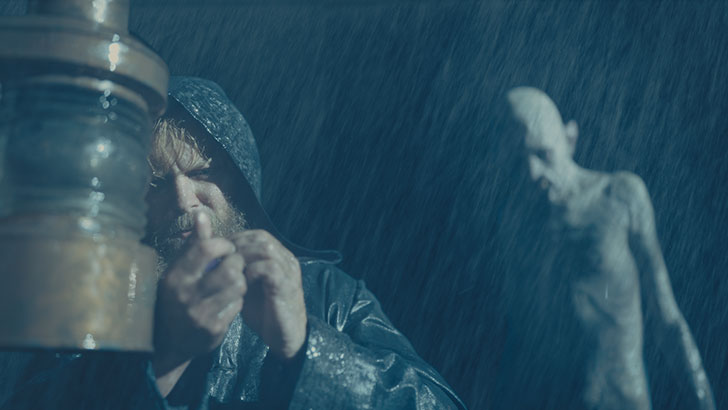 Martin Furulund e Javier Botet como Larsen e Drácula no filme 'Drácula: A Última Viagem do Demeter', de André Øvredal