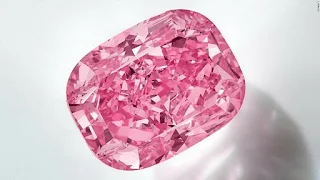 New York snatches a pink diamond from Botswana The Eternal Pink  It is the "rarest of the rare" pink diamond. Extracted in Botswana, it is estimated at 35 million dollars, which will be auctioned in June in New York, Sotheby's announced on Wednesday.  This 10.57-carat "impurity-free" precious stone, which was extracted in 2019 from a mine in Botswana then weighing 23.78 carats gross, will be sold on June 8, in New York, raised to the rank of international center of the art and luxury market.  According to Sotheby's, an auction house owned by French, Moroccan and Israeli magnate Patrick Drahi, the auction for this "Eternal Pink", valued at $35 million, will be held during a special week of jewelry sales.  "You are dealing with the rarest of the few (diamonds), whose stone suffers no comparison ," enthused Alexander Eblen, head of jewelry sales for Sotheby's.  "Rated at approximately $3.3 million per carat, or just over $35 million, this is the highest estimate per carat for any gemstone on the market," he added . .  In a booming auction market in New York, the auction houses Sotheby's, Christie's or Philips are firing on all cylinders on sectors other than painting and sculpture, including jewelry, and the clothing and movable heritage of stars arts, letters and sports.  Sotheby's considers that this pink diamond is "much rarer than a Magritte, a Warhol or a Picasso" , because of its purity and perfection.  The current all-time high for the sale price of a pink diamond was reached in Hong Kong in 2017, at $71.2 million. And the Williamson pink diamond was also sold in Hong Kong in 2022 for $57.7 million.
