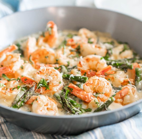 KETO CREAMY ASPARAGUS AND SHRIMP ALFREDO {GLUTEN-FREE & PRIMAL} #diet #lowcarb