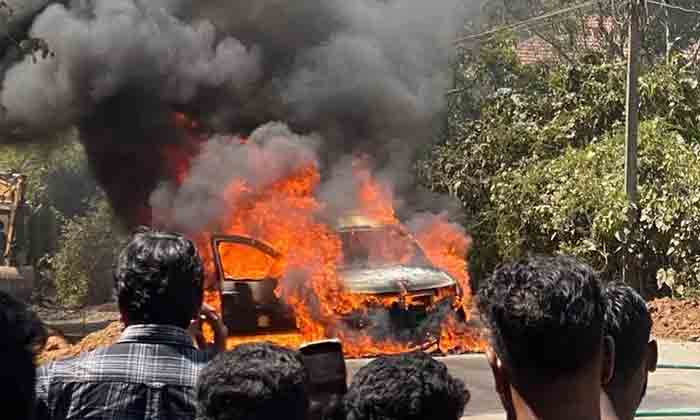 Car catches fire in Thalappuzha, Wayanadu, News, Fire, Car, Passengers, Kerala.