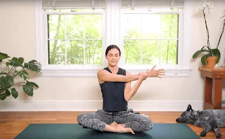 Как да се справите с болката във областа на врата с помощта на йога упражнения
