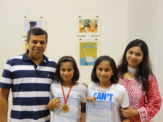 Mihika and Anushka Parulekar with their parents at Khula Aasmaan exhibition at Mumbai - October 2017 (www.indiaart.com)