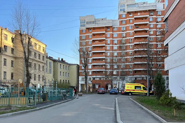 Большая Серпуховская улица, улица Павла Андреева, дворы, жилой дом (построен до 1917 года), бывший жилой дом (построен до 1917 года), жилой дом 2001 года постройки