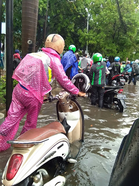 Wilayah Astra Jakarta Utara mulai tergenang air.