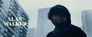 Títulos de inicio de On My Way donde aparecen Alan Walker, Sabrina Carpenter y Farruko