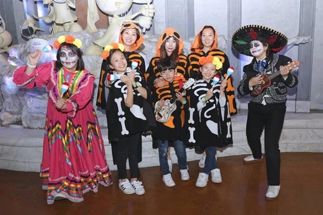 Pengunjung berkostum Halloween di sebuah acara di Seoul Koleksi Foto