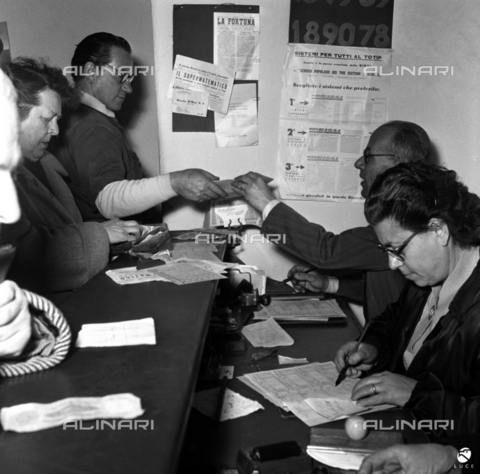 Persone in una ricevitoria del Lotto, 22/04/1955, Istituto Luce/Gestione Archivi Alinari, Firenze