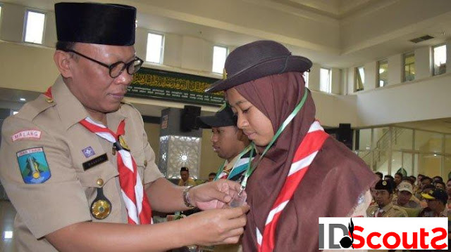 Rektor Universitas Islam Malang (Unisma) memberikan secara simbolis tanda peserta di Lomba Pramuka Keagamaan tingkat SMA se Jawa Bali, Kamis (25/7/2019)