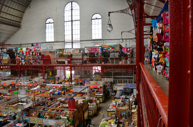 Bunte Auslagen in der Markthalle von Guanajuato in Mexiko