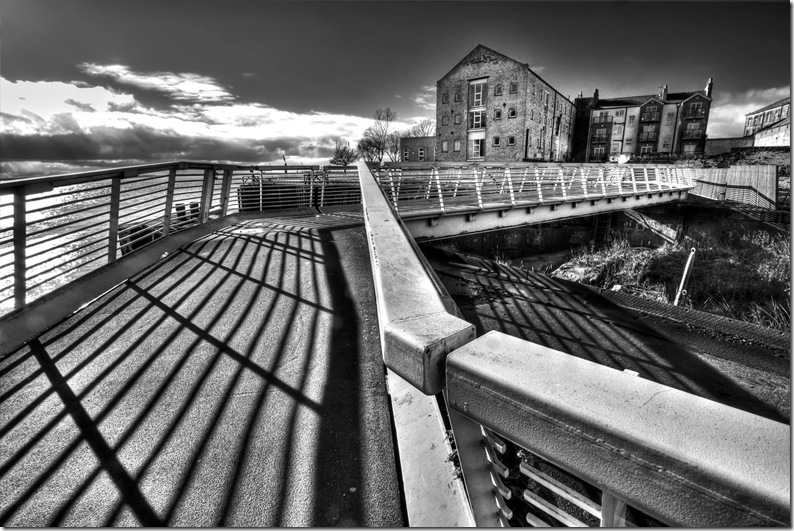 pedestrian bridge overmouth of river hull
