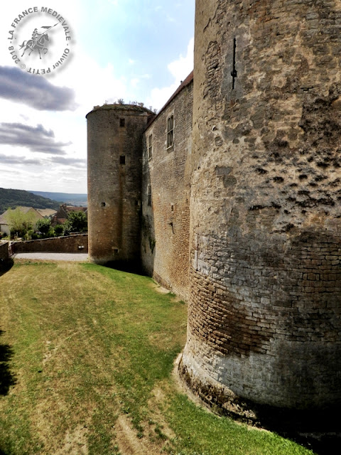 CHATEAUNEUF-EN-AUXOIS (21) - Château-fort