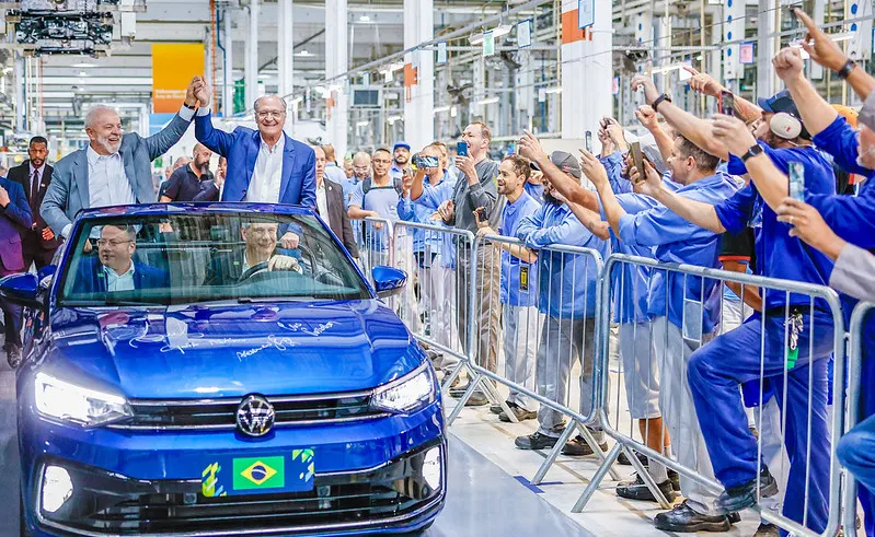 Presidente da República, Luiz Inácio Lula da Silva, durante cisita à linha de produção da da Volkswagen, em São Bernardo do Campo. São Bernardo do Campo - SP. - Foto: Ricardo Stuckert / PR