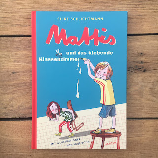 „Mattis und das klebende Klassenzimmer“ von Silke Schlichtmann, illustriert von Maja Bohn, erschienen im Hanser Verlag, Rezension auf Kinderbuchblog Familienbücherei