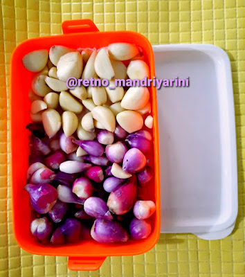 Menyimpan Bawang Kupas